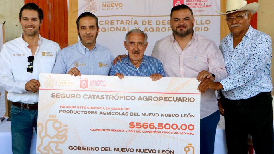 Uno de los agricultores recibiendo el dinero por parte del Gobierno de Nuevo León.