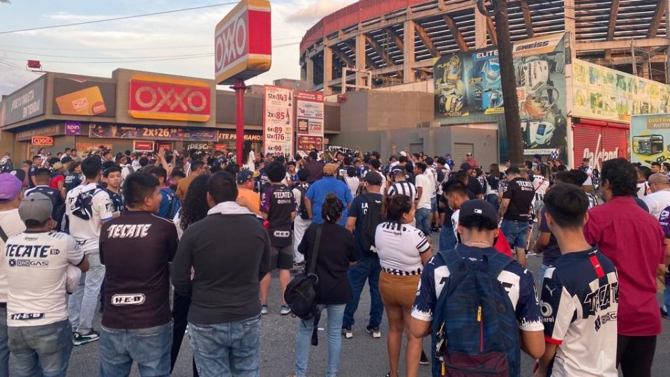 Caravana de aficionados de Rayados previo al Clásico Regio