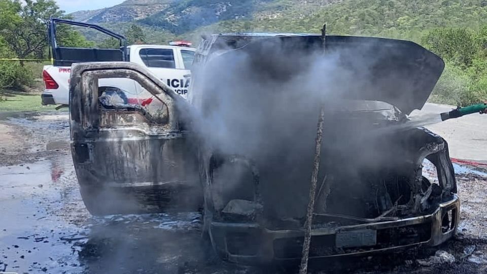 Camión de valores consumido por el fuego.