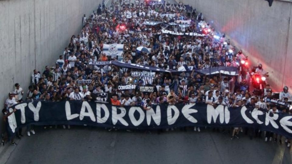 Los seguidores de Rayados hicieron una caravana desde la Plaza de Toros hasta el Estadio Universitario