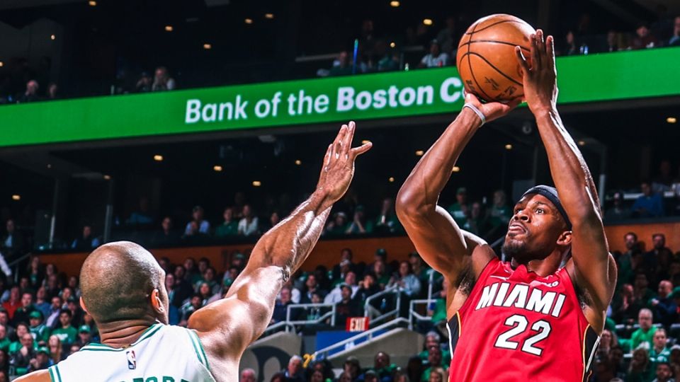 Miami dio el primer gol en la Final del Este tras derrotar a domicilio a los Celtics. El Heat fue comandado por Jimmy Butler, quien consiguió 35 puntos.