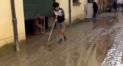 Yuki Tsunoda ayuda a limpiar calles tras inundaciones en Emilia-Romaña