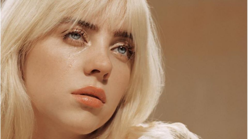 Billie Eilish posando para una sesión de fotos