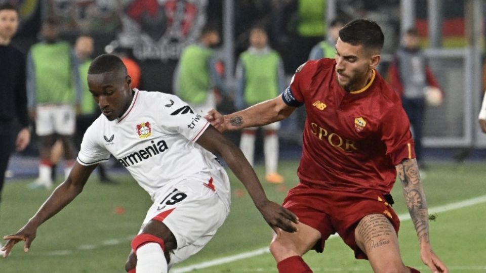 Moussa Diaby y Lorenzo Pellegrini, dos de las estrellas de Bayer Leverkusen y Roma, en el partido de ida de la Semifinal de Europa League