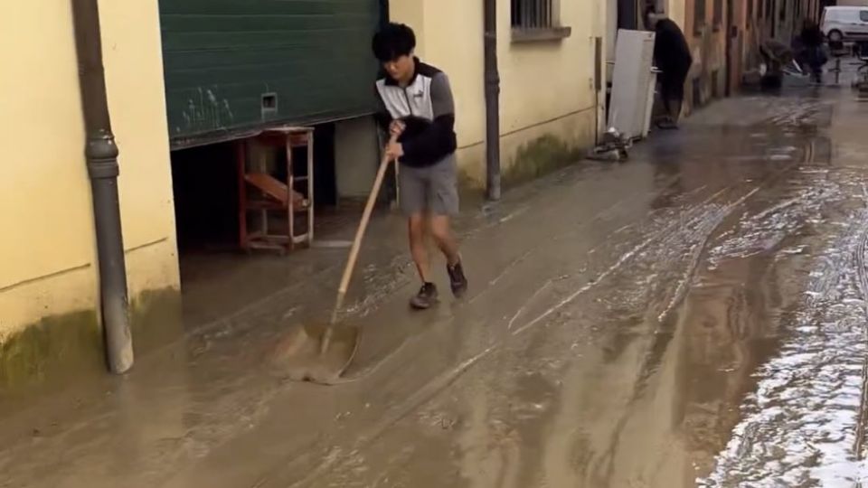 Yuki Tsunoda ayudó a limpiar las calles de la ciudad de Faenza, que sufrieron afectaciones por la inundación debido a las fuertes lluvias