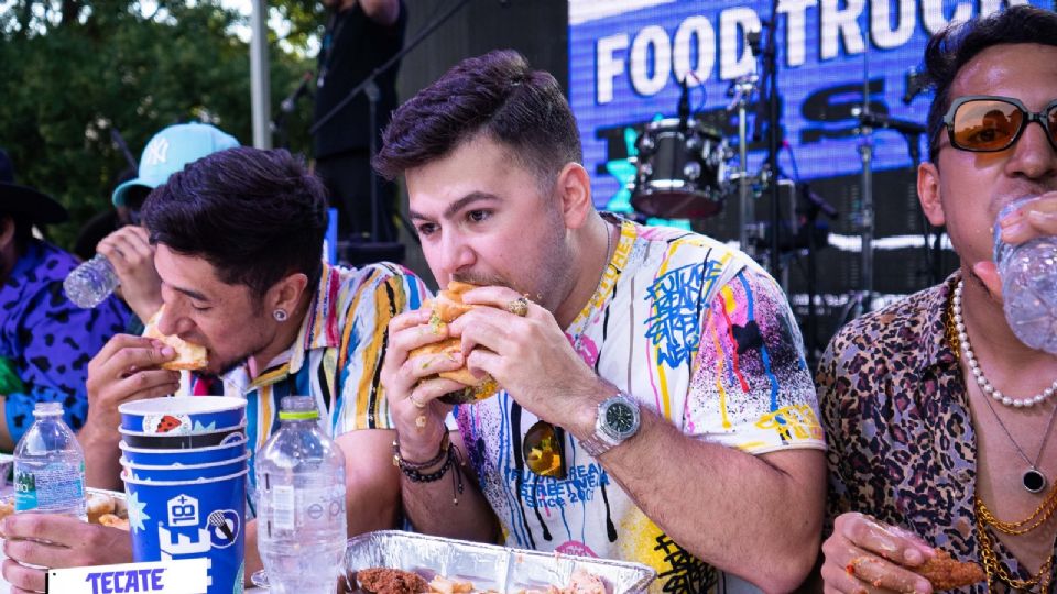 Los asistentes comiendo en el festival.