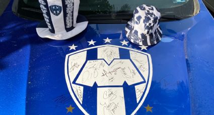 Jugadores del Monterrey autografiaron carro de una familia