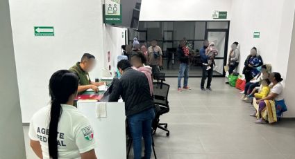 INM: Entrega tarjetas a 48 migrantes para residir temporalmente en México