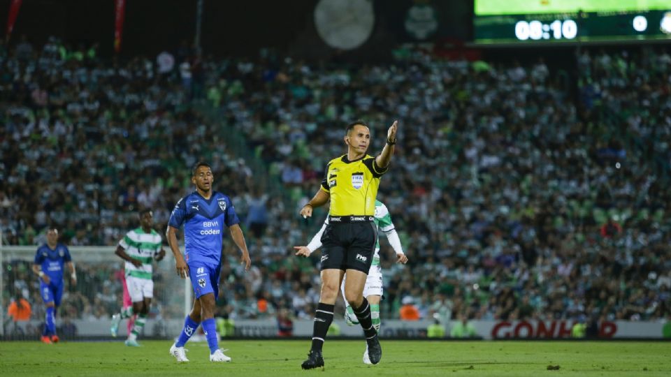 Luis Enrique Santander será el árbitro central del partido entre Rayados y Tigres en la Semifinal de vuelta del Clausura 2023