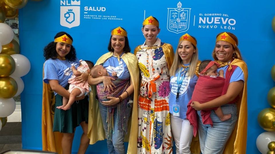 Mariana Rodríguez con madres de familia.