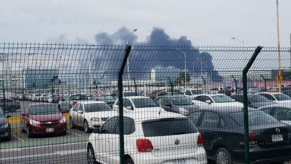 Incendio en recicladora de refrigeradores.