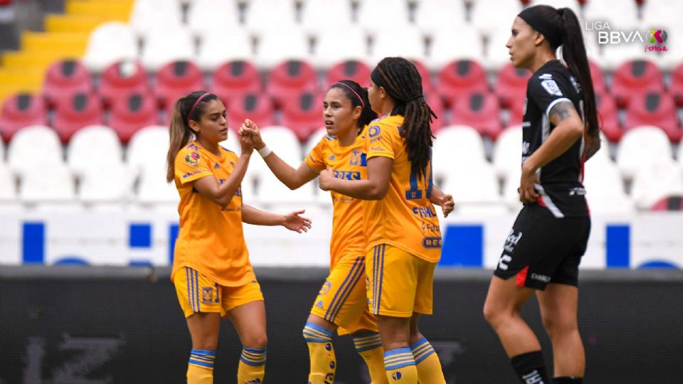 Las jugadoras de Tigres Femenil festejan uno de los goles de Jacqueline Ovalle ante Atlas