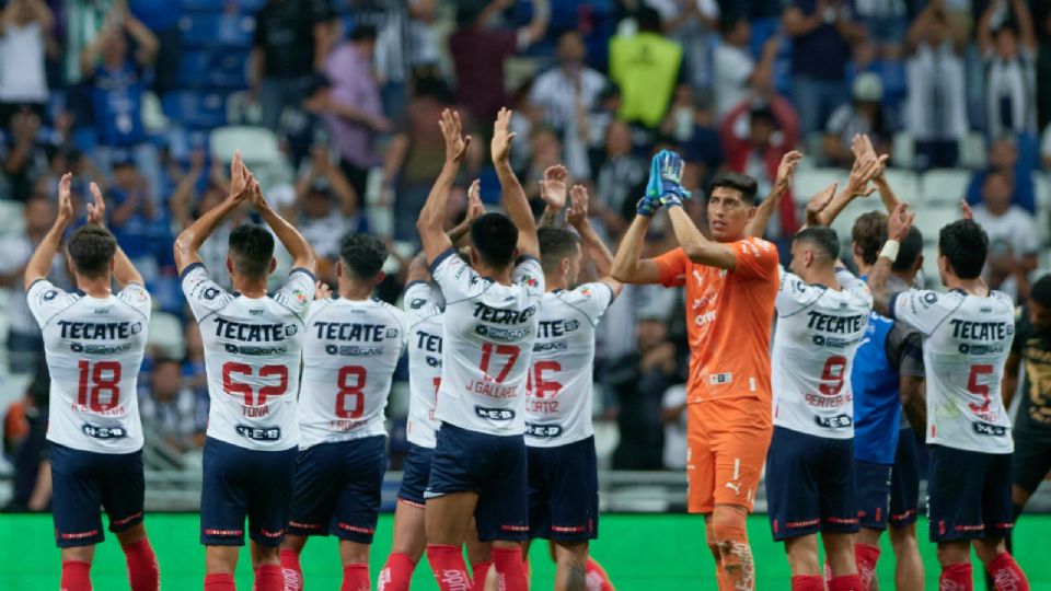 Los jugadores de Rayados del Monterrey agradecen el apoyo de su afición tras el triunfo ante Pumas en el último duelo de la fase regular del Clausura 2023.