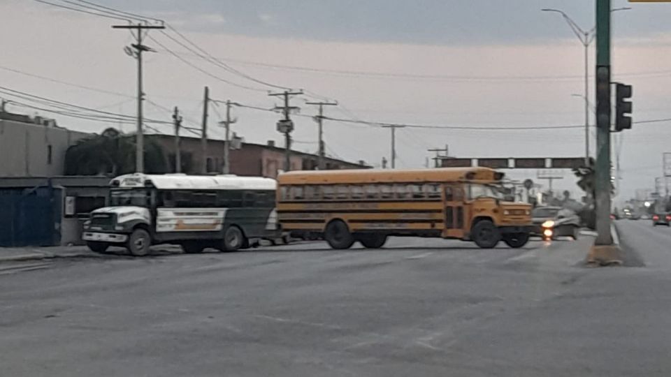 Camiones obstaculizando una avenida en Matamoros | Twitter / @FuriaNegra77