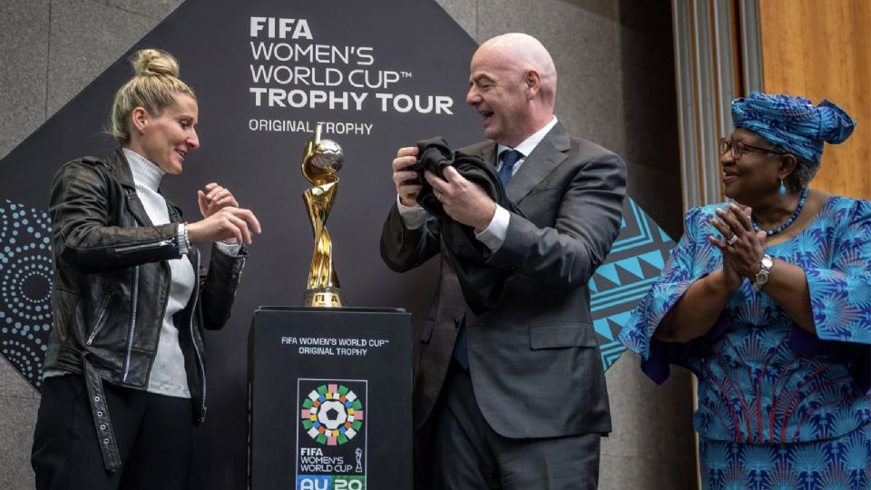 El presidente de la FIFA, Giani Infantino, junto a la Campeona del Mundo con Alemania en 2007, Anja Mittag y Ngozi Okonjo-Iweala, directora de la Organización Mundial del Comercio.