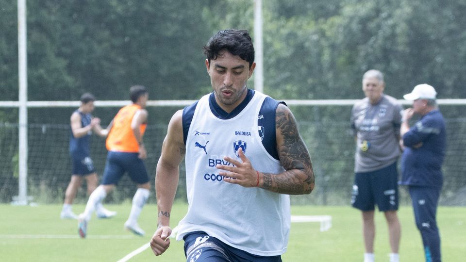 Omar Govea en el entrenamiento de Rayados este martes en El Barrial