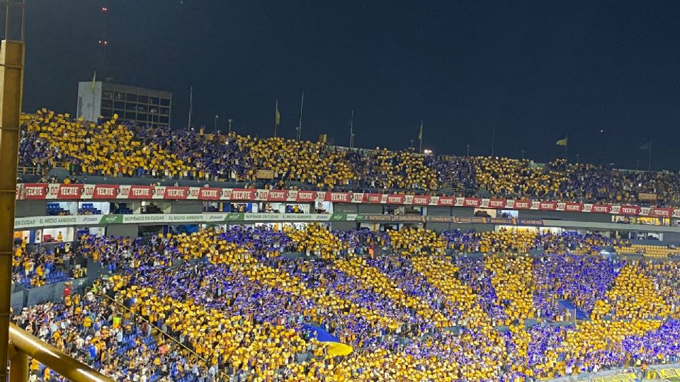 Aficionados de Tigres, incluida la barra de Libres y Lokos, en recibimiento a Tigres en el Estadio Universitario.