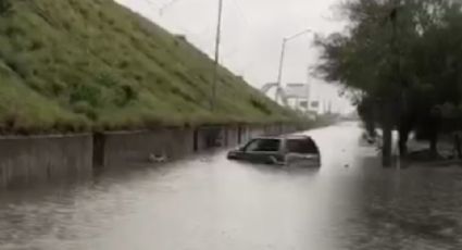 Corriente de agua arrastra camioneta en Guadalupe