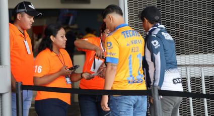 Aficionados comienzan a ingresar al estadio para el Clásico Regio