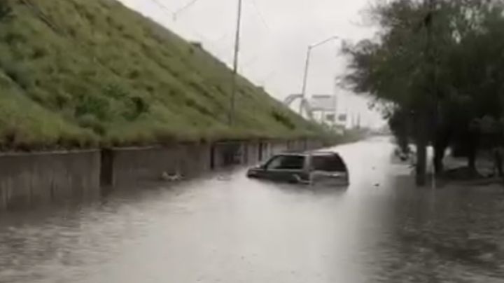 Corriente de agua arrastra camioneta en Guadalupe