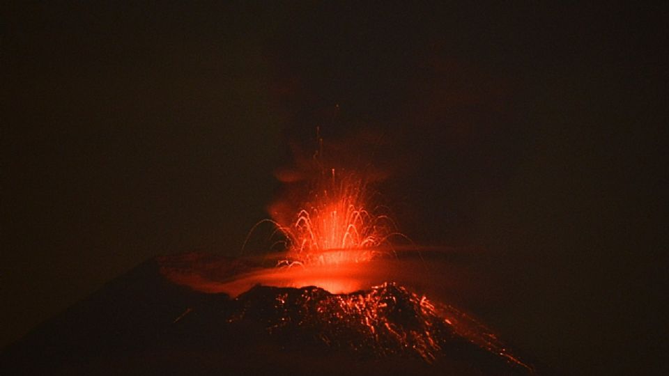 Actividad intensa durante la madrugada en el Volcán Popocatépetl.