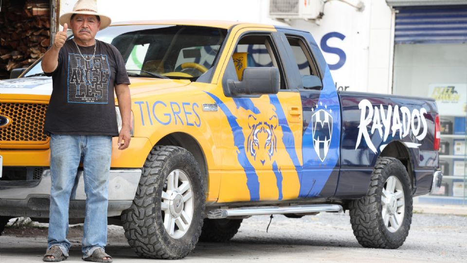 Don Julián  ha transformado su camioneta tipo lobo en una obra de arte que combina los colores y símbolos de los Tigres y Rayados.