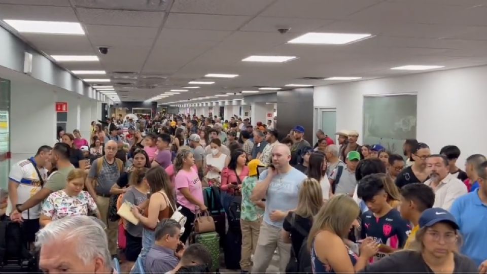 Usuarios afectados dentro del aeropuerto.