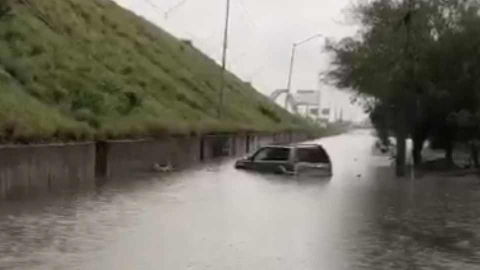 Camioneta terminó inundada en Guadalupe