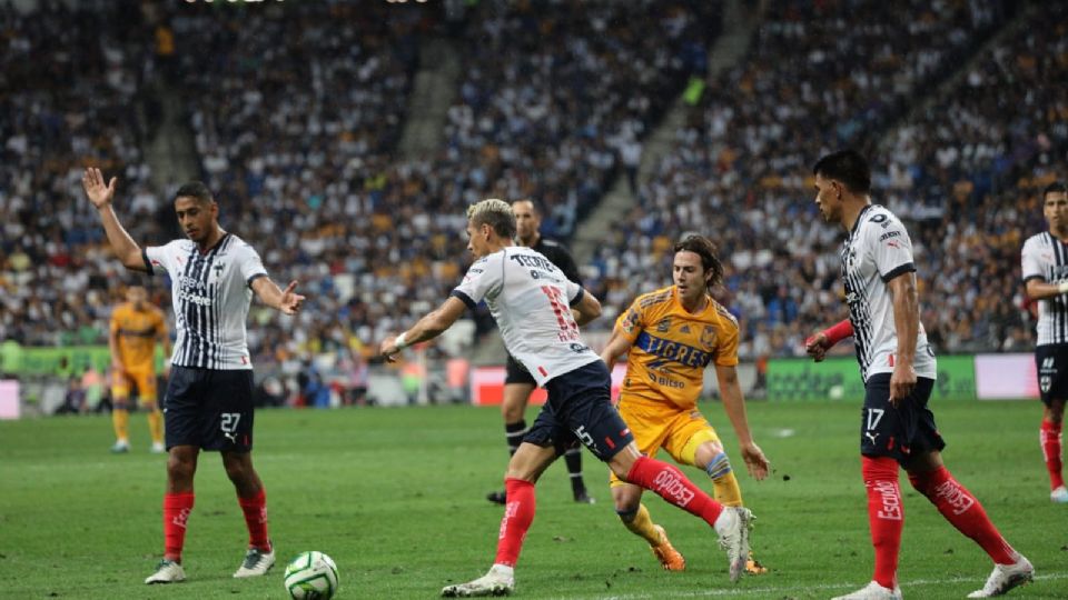 Tigres se adelanta en el marcador 1-0 con un gol de Sebastián Córdova