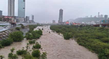 Luvias desatan caos en vialidad en distintos municipios de NL