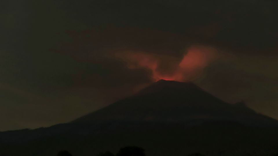 Fotografía donde se observa una explosión en el volcán Popocatépetl