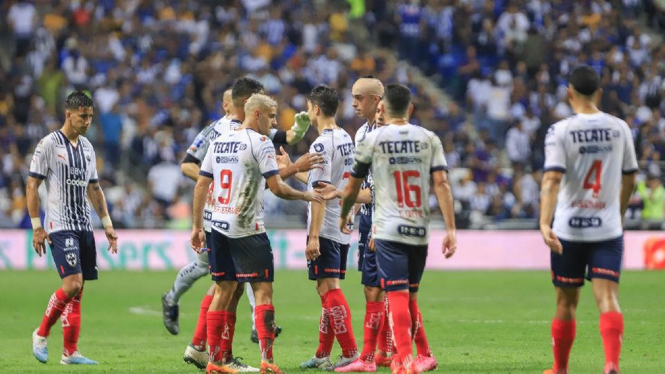 Los jugadores de Rayados acudieron una vez más al Estadio BBVA tras la eliminación ante Tigres para una reunión con la directiva del equipo.