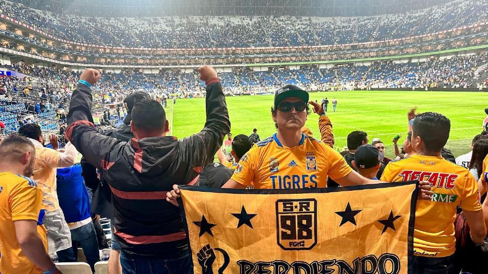 Samuel Reyes, líder de los Libres y Lokos acudió al Estadio BBVA para presenciar el Clásico Regio donde Tigres eliminó a Rayados.