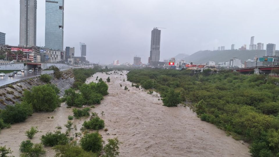 El río Santa Catarina elevó su cauce tras las lluvias registradas este sábado 20 de mayo.