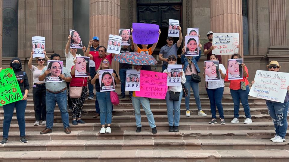 Familiares de las tres mujeres desaparecidas en China, Nuevo León, exigen justicia frente al Palacio de Gobierno.