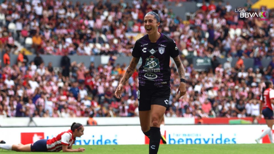 Jennifer Hermoso festeja su anotación frente a Chivas en el Estadio Jalisco