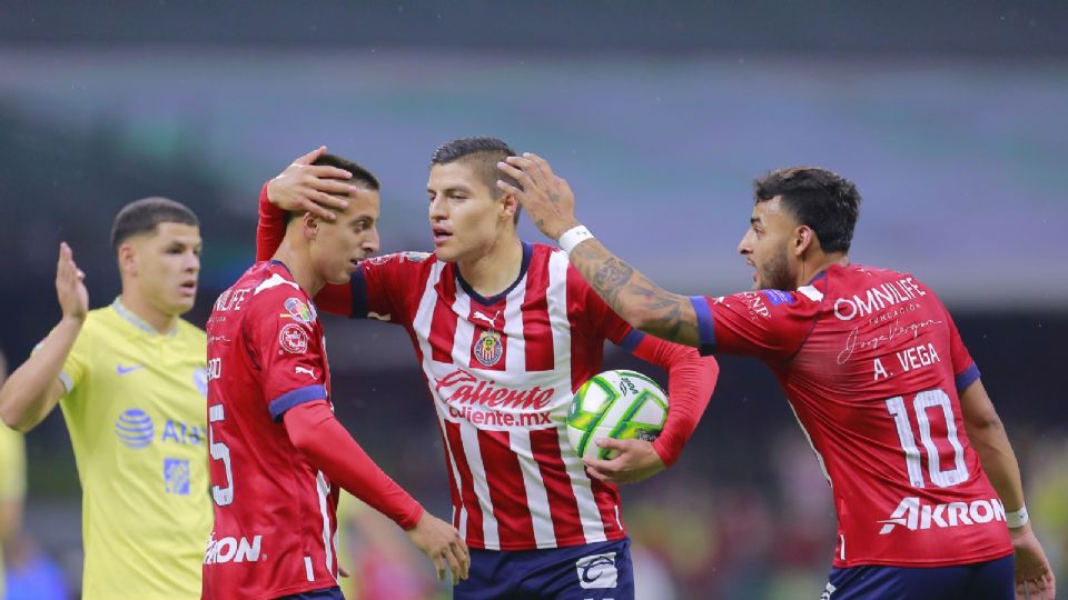 Rolando Cisneros celebra su anotación frente al América