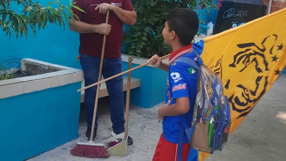 Un estudiante de primaria acudió a su escuela con una bandera de Tigres, para festejar el pase a la final de la Liga MX