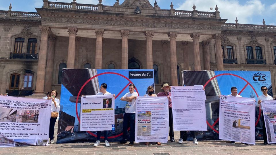 Protesta de vecinos frente al Palacio de Gobierno.