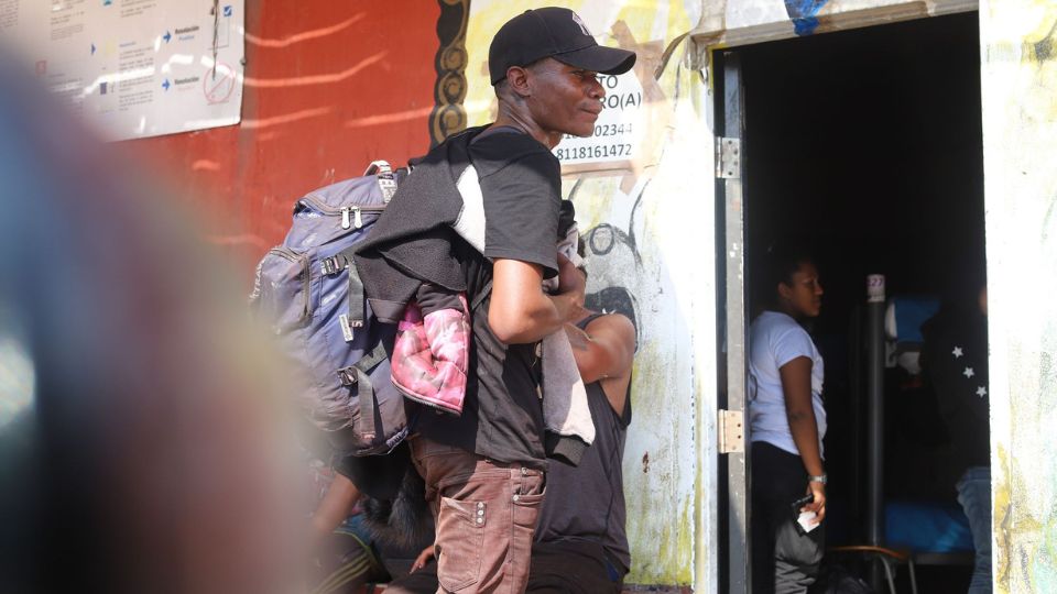 Persona migrante al exterior del refugio Casa Indi.