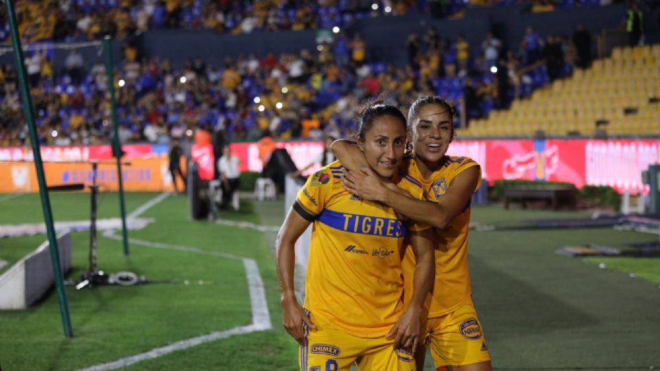 Stephany Mayor celebra su anotación ante Atlas en el Estadio Universitario con Maricarmen Reyes