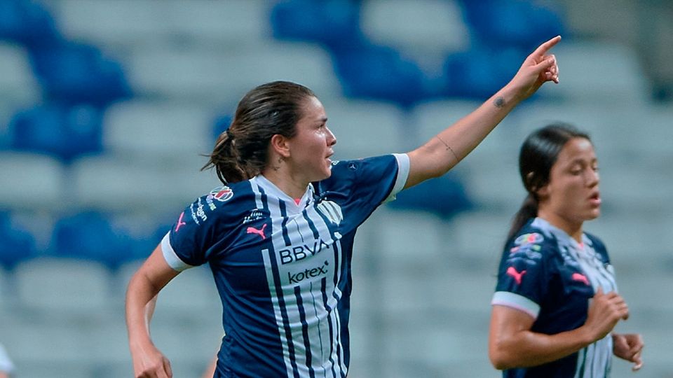 Daniela Solís festeja uno de sus anotaciones ante Tijuana en el Estadio BBVA