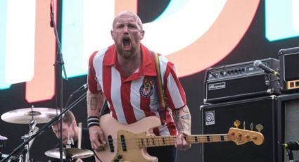 Idles se puso el jersey de Chivas durante el Corona Capital Guadalajara