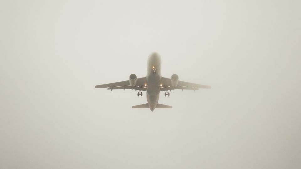 Avión realiza vuelo durante condiciones de niebla