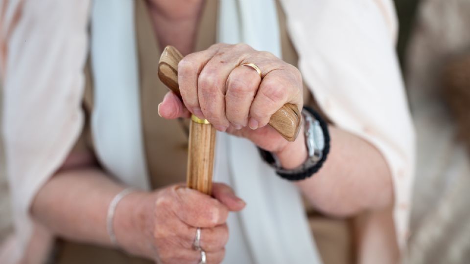 La mujer, de aparentemente 80 años, sufría de incontinencia y vivía con la familia de su hija antes de que la corrieran con todas sus pertenencias.