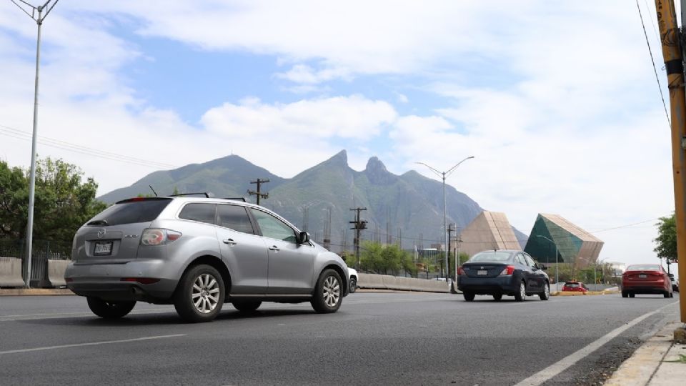 Vehículos circulan por la zona sur de Monterrey