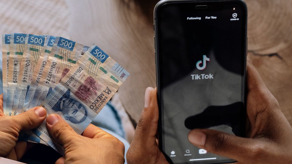 Usando la plataforma de TikTok y dinero.