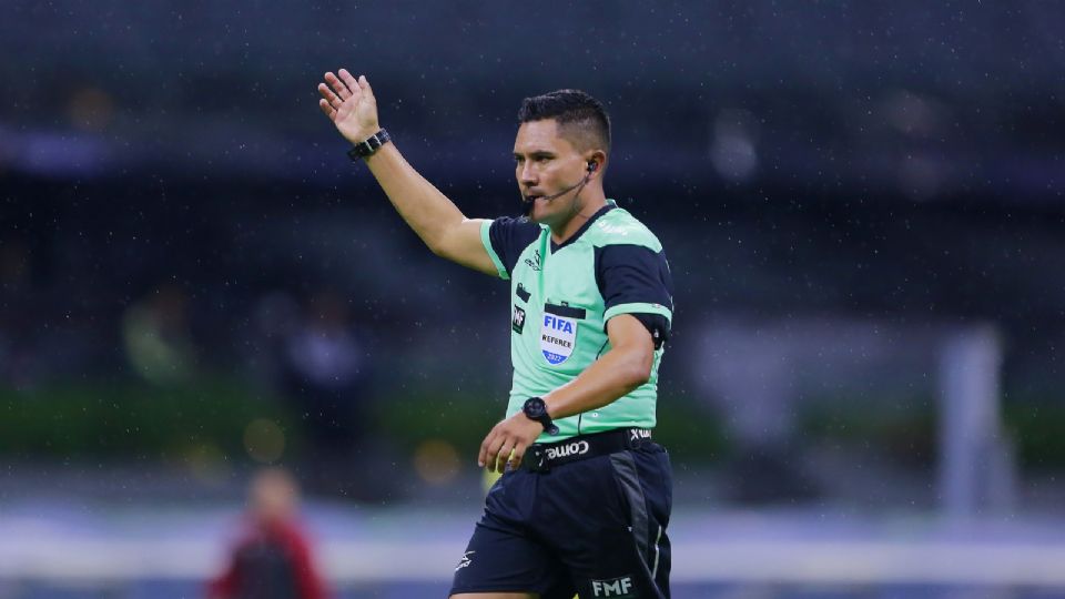 Fernando Guerrero como árbitro central en Liga MX.