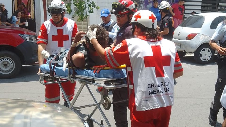 El hombre fue atendido por paramédicos de la Cruz Roja.