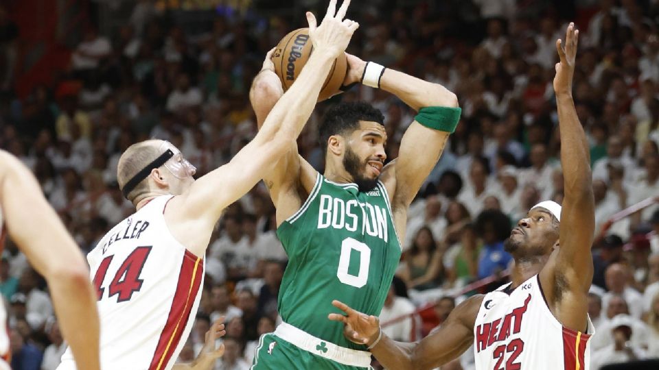 Los Boston Celtics de Jayson Tatum evitaron ser barridos en la serie por Miami Heat, al forzar un quinto juego con una victoria 116-99